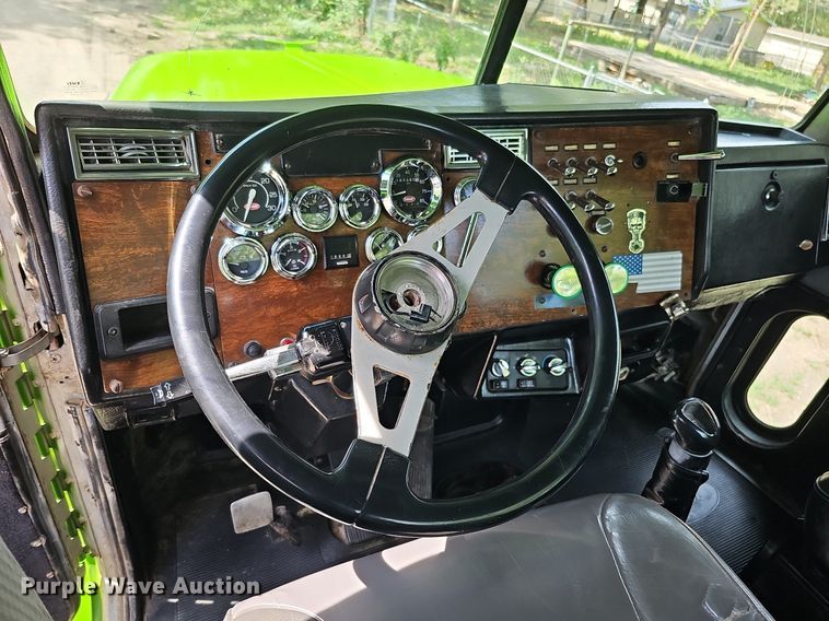 image for item DO2697 1996 Peterbilt 357  semi truck