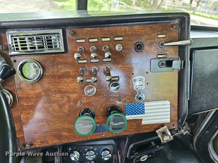 image for item DO2697 1996 Peterbilt 357  semi truck