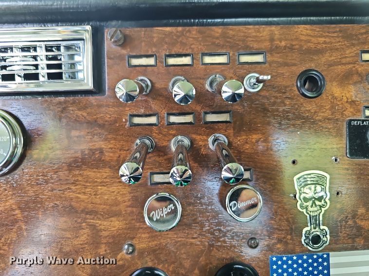 image for item DO2697 1996 Peterbilt 357  semi truck