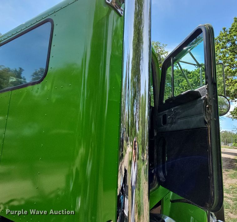 image for item DO2697 1996 Peterbilt 357  semi truck