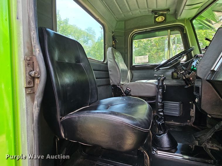 image for item DO2697 1996 Peterbilt 357  semi truck