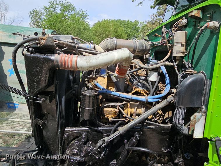 image for item DO2697 1996 Peterbilt 357  semi truck