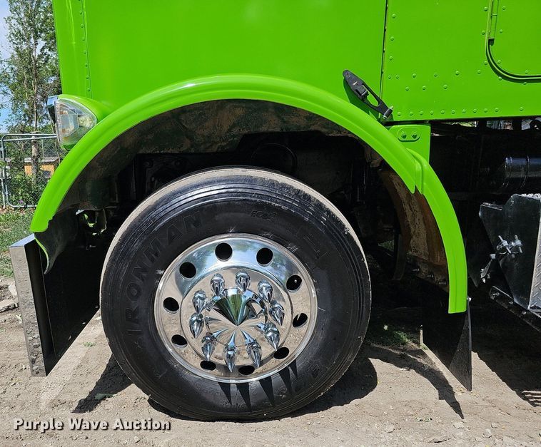 image for item DO2697 1996 Peterbilt 357  semi truck