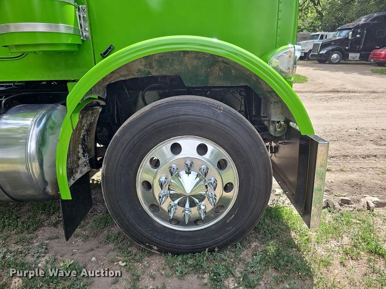 image for item DO2697 1996 Peterbilt 357  semi truck