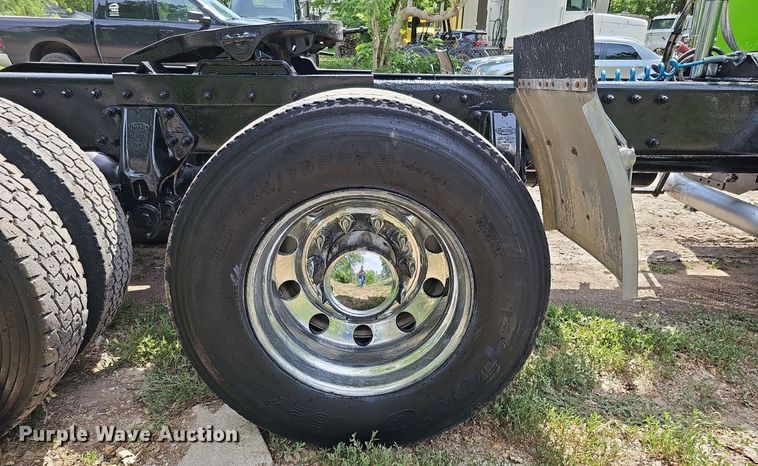 image for item DO2697 1996 Peterbilt 357  semi truck