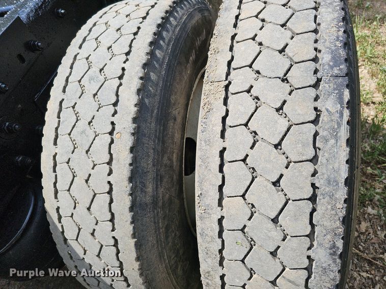 image for item DO2697 1996 Peterbilt 357  semi truck