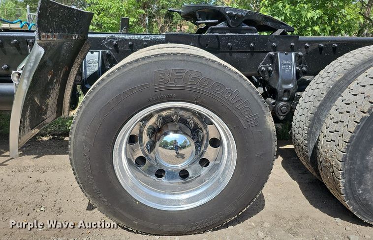 image for item DO2697 1996 Peterbilt 357  semi truck