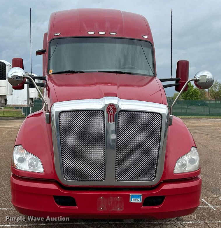 image for item DO4931 2014 Kenworth T680  semi truck