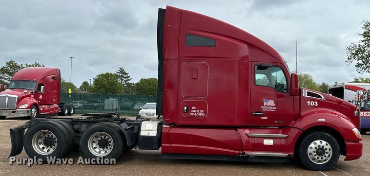 image for item DO4931 2014 Kenworth T680  semi truck