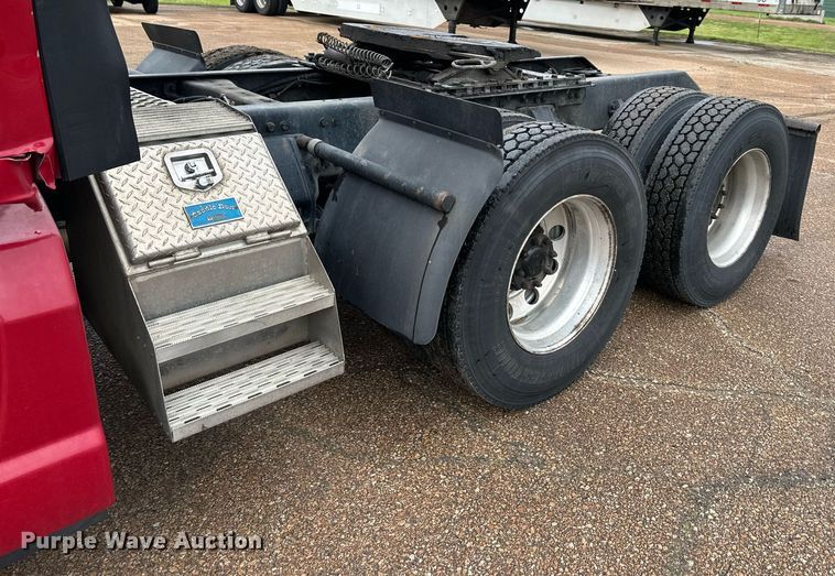 image for item DO4931 2014 Kenworth T680  semi truck