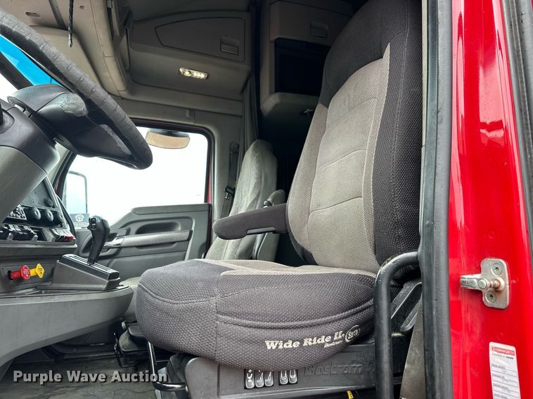 image for item DO4931 2014 Kenworth T680  semi truck