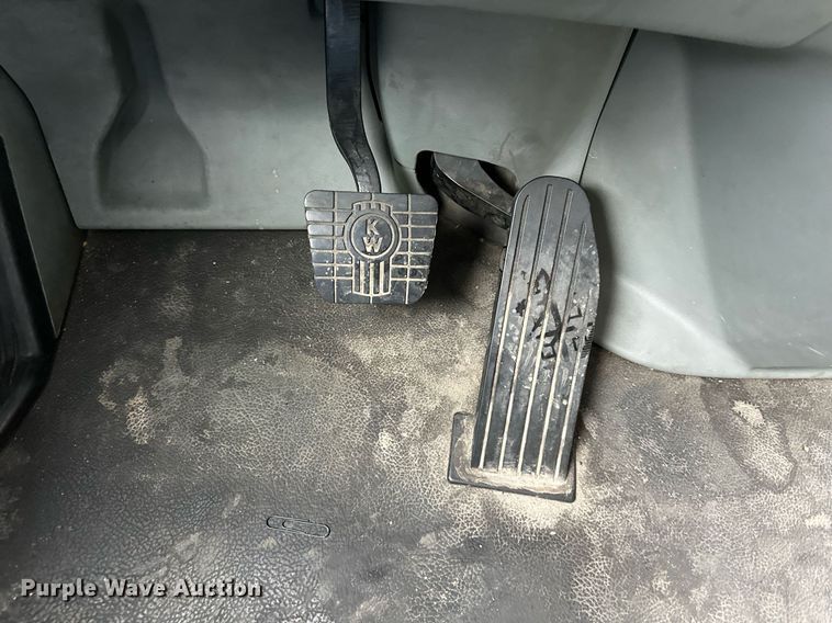 image for item DO4931 2014 Kenworth T680  semi truck