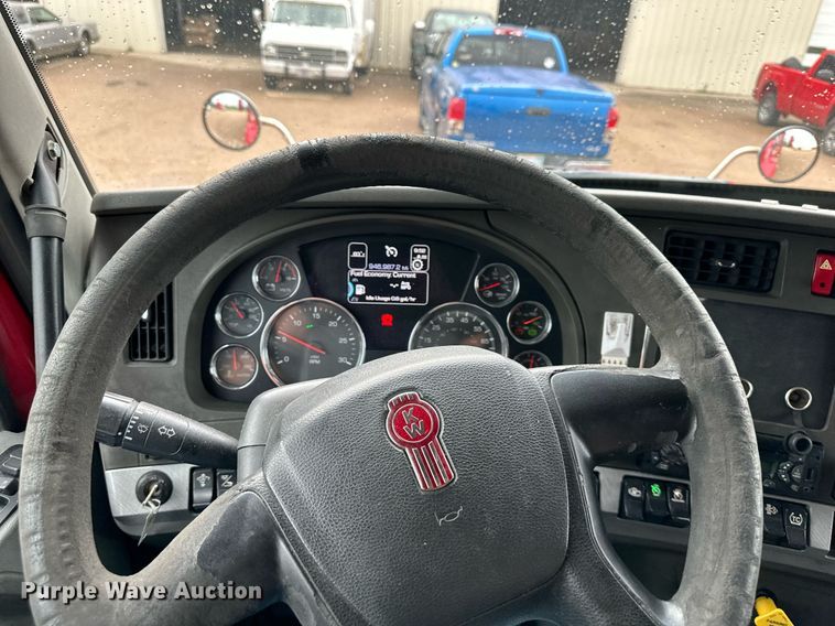 image for item DO4931 2014 Kenworth T680  semi truck