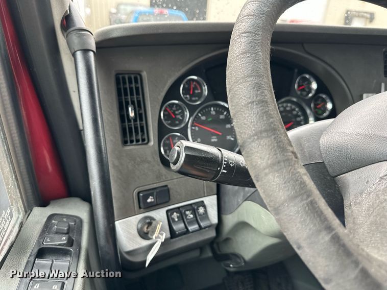 image for item DO4931 2014 Kenworth T680  semi truck