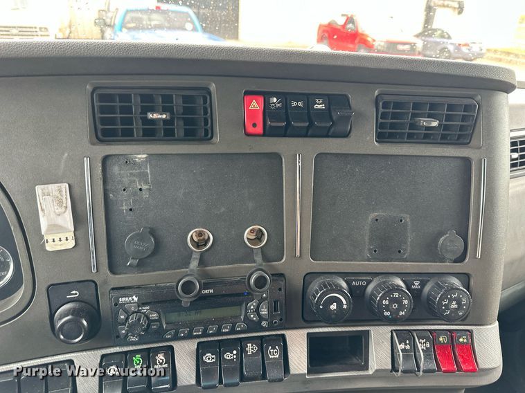 image for item DO4931 2014 Kenworth T680  semi truck