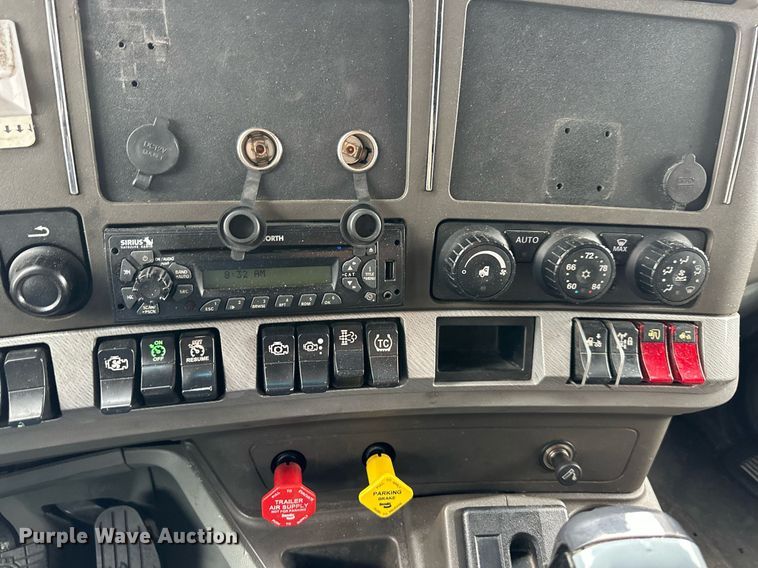 image for item DO4931 2014 Kenworth T680  semi truck