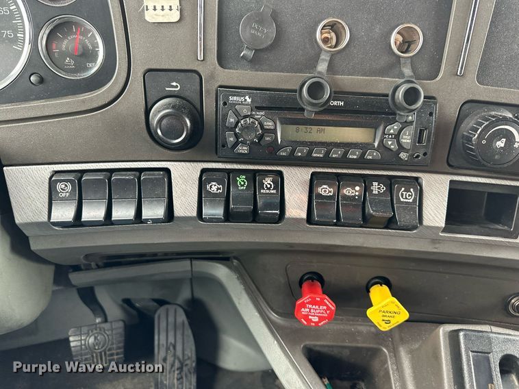 image for item DO4931 2014 Kenworth T680  semi truck