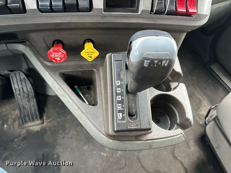 image for item DO4931 2014 Kenworth T680  semi truck