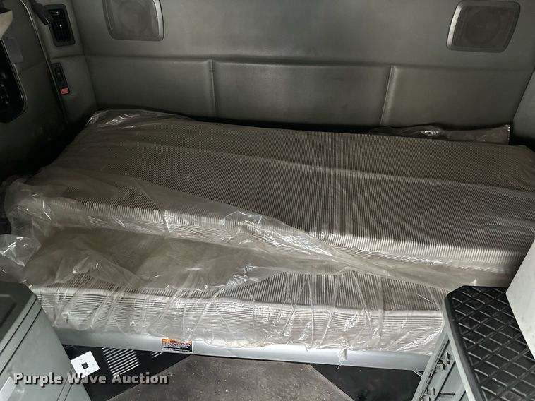 image for item DO4931 2014 Kenworth T680  semi truck