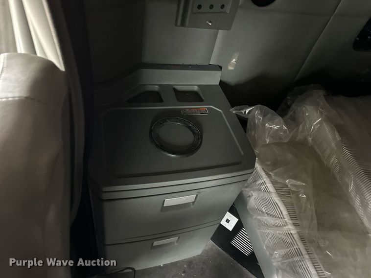 image for item DO4931 2014 Kenworth T680  semi truck