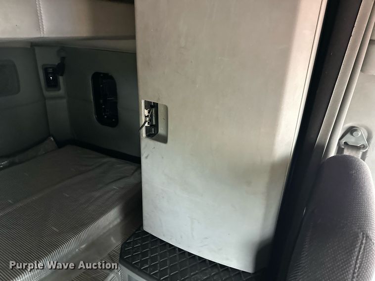 image for item DO4931 2014 Kenworth T680  semi truck