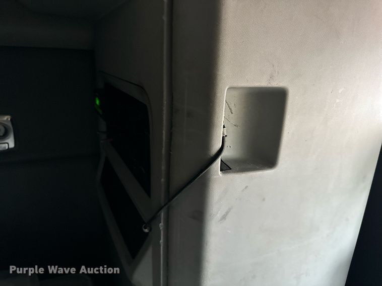 image for item DO4931 2014 Kenworth T680  semi truck