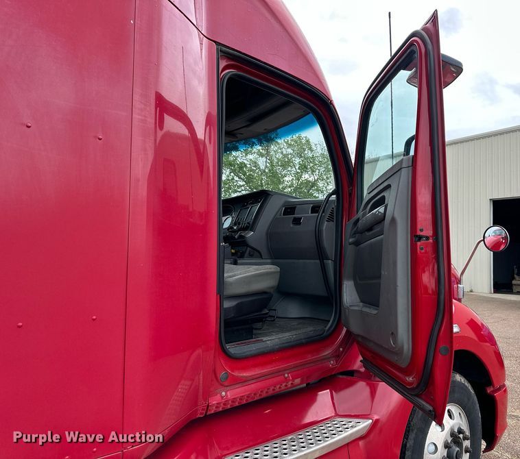 image for item DO4931 2014 Kenworth T680  semi truck