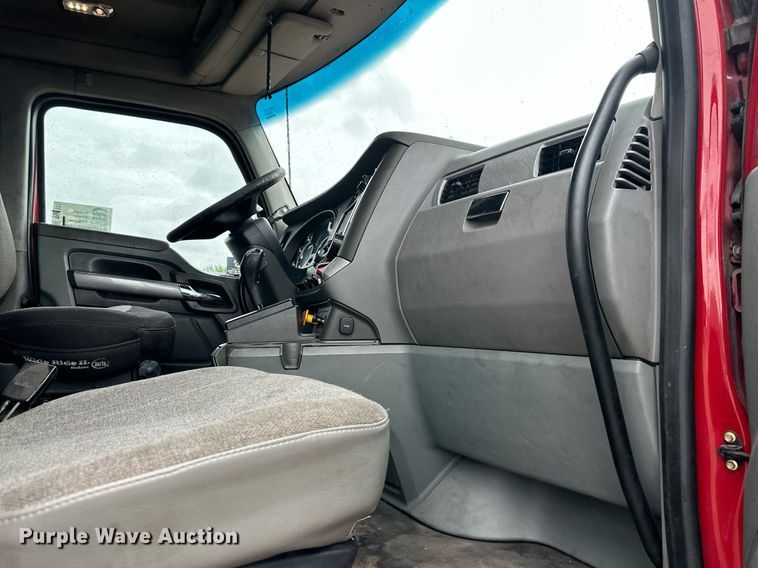 image for item DO4931 2014 Kenworth T680  semi truck