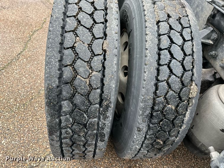 image for item DO4931 2014 Kenworth T680  semi truck