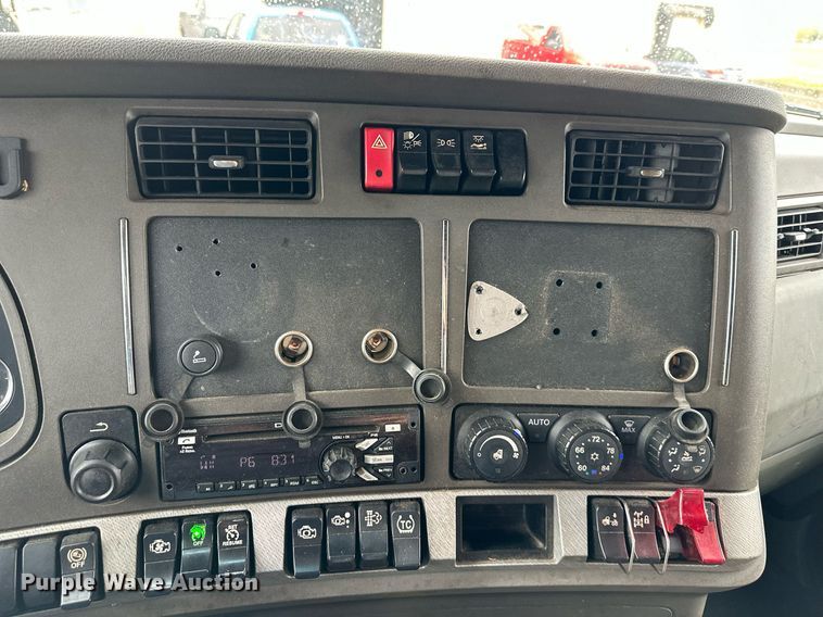 image for item DO4932 2014 Kenworth T680  semi truck