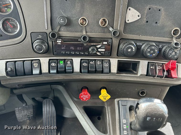 image for item DO4932 2014 Kenworth T680  semi truck