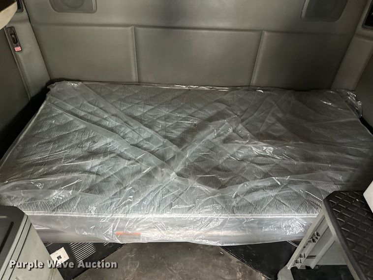 image for item DO4932 2014 Kenworth T680  semi truck