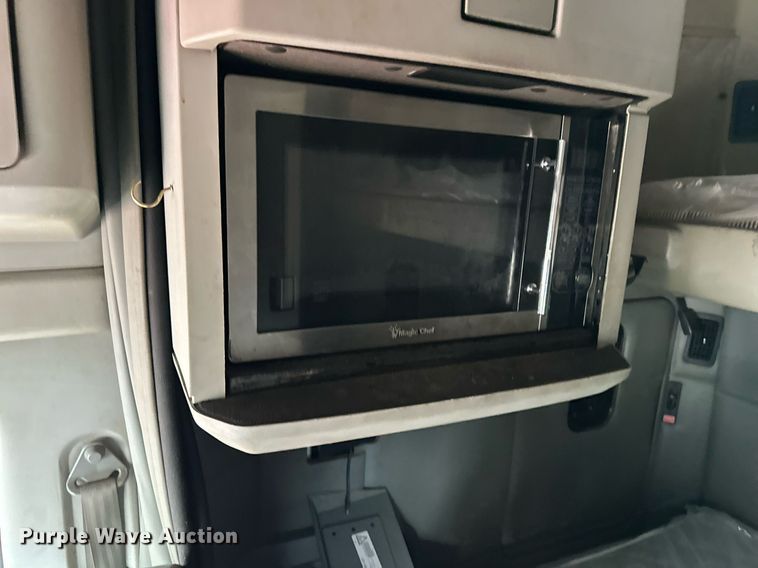 image for item DO4932 2014 Kenworth T680  semi truck