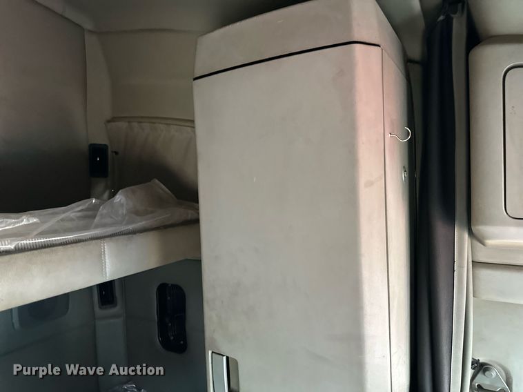 image for item DO4932 2014 Kenworth T680  semi truck