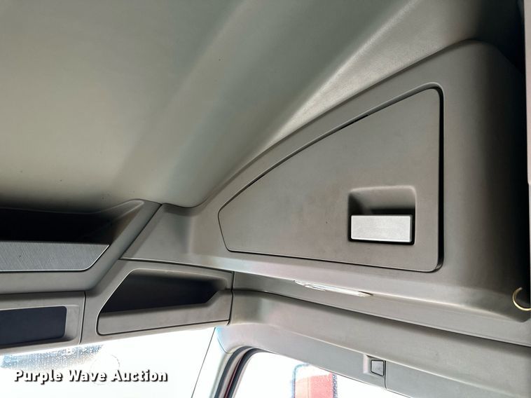 image for item DO4932 2014 Kenworth T680  semi truck