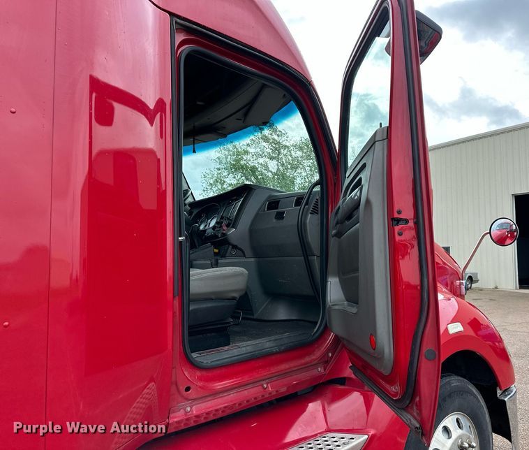 image for item DO4932 2014 Kenworth T680  semi truck