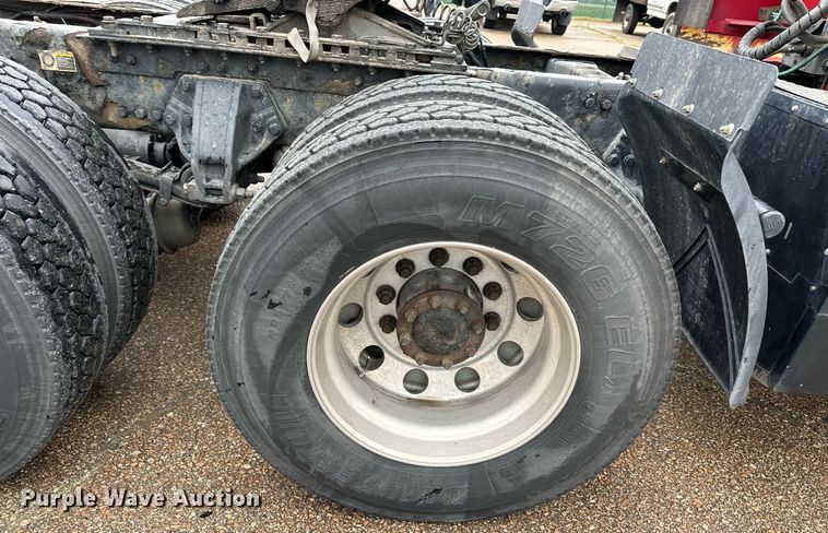 image for item DO4932 2014 Kenworth T680  semi truck