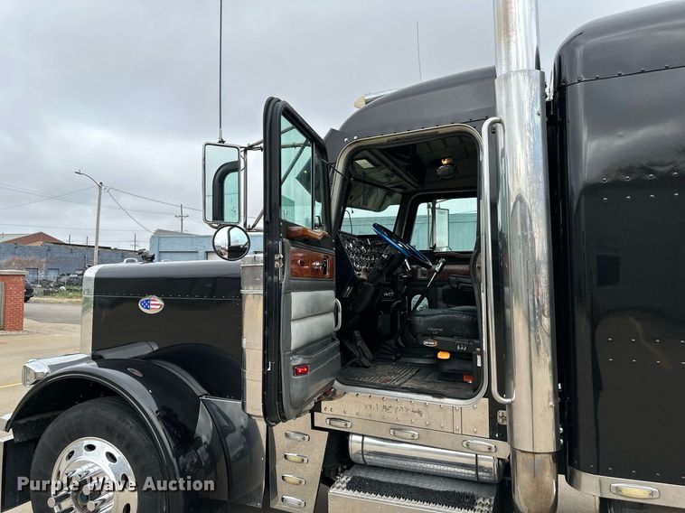 image for item DO4964 1998 Peterbilt 379  semi truck