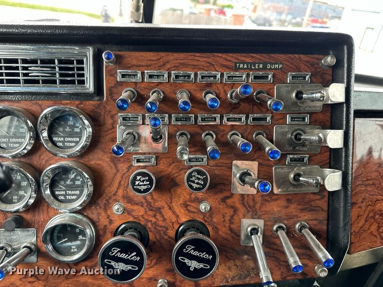 image for item DO4964 1998 Peterbilt 379  semi truck