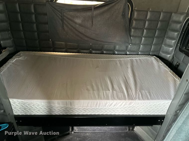 image for item DO4964 1998 Peterbilt 379  semi truck