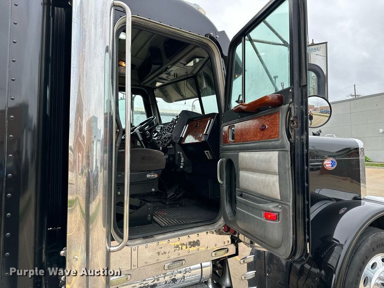 image for item DO4964 1998 Peterbilt 379  semi truck