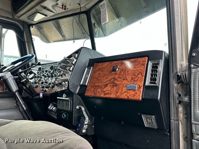 image for item DO4964 1998 Peterbilt 379  semi truck