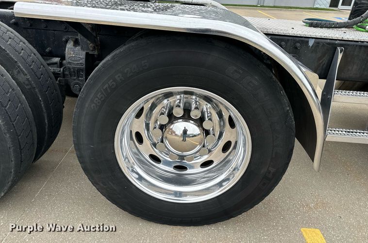 image for item DO4964 1998 Peterbilt 379  semi truck