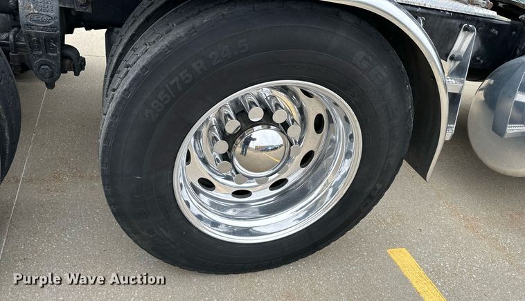 image for item DO4964 1998 Peterbilt 379  semi truck