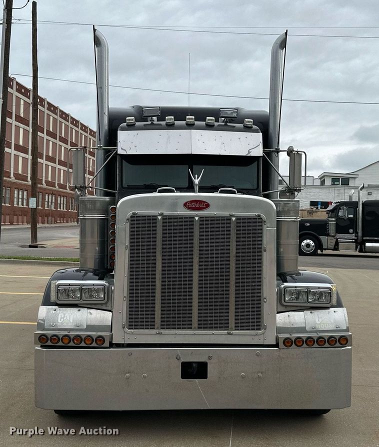 image for item DO4965 2004 Peterbilt 379  semi truck