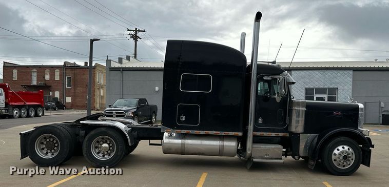 image for item DO4965 2004 Peterbilt 379  semi truck