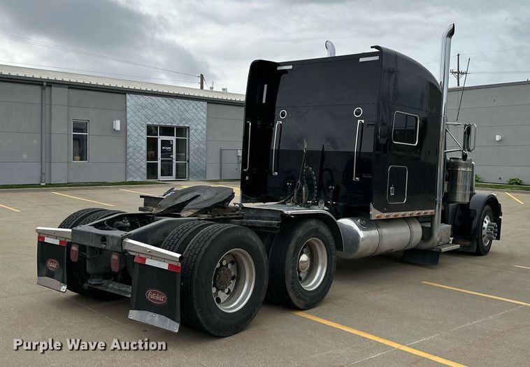 image for item DO4965 2004 Peterbilt 379  semi truck