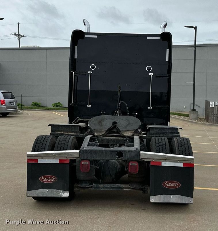 image for item DO4965 2004 Peterbilt 379  semi truck