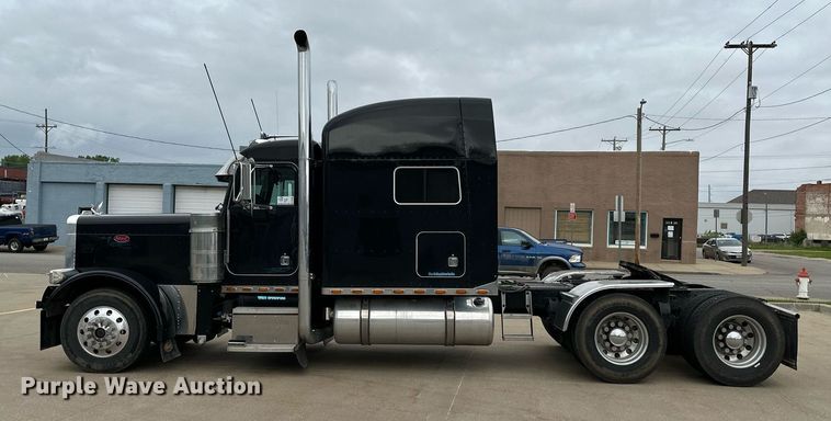 image for item DO4965 2004 Peterbilt 379  semi truck