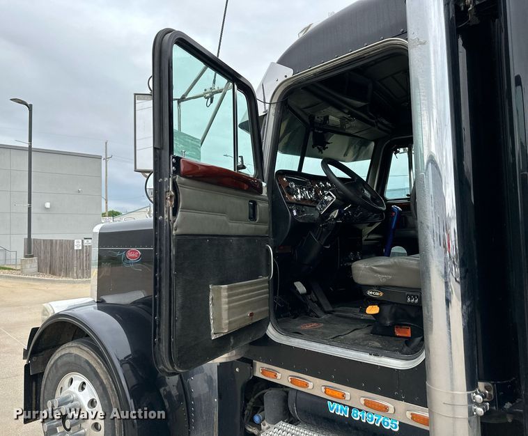 image for item DO4965 2004 Peterbilt 379  semi truck